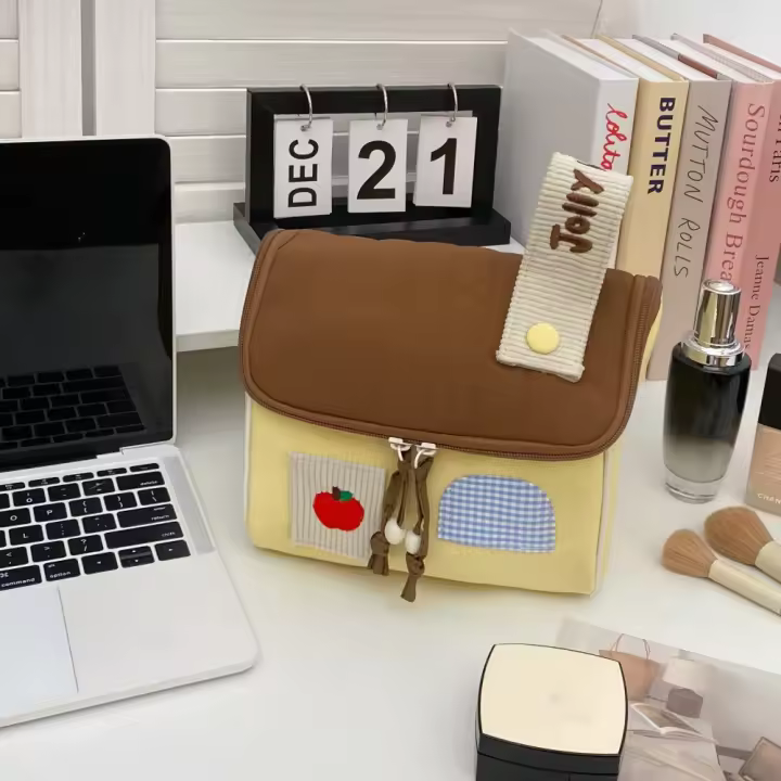 Bolsa de maquillaje de mano impermeable, bolsa de cosméticos multifuncional de nailon con forma de casa, bolso de mano de dibujos animados, bolsa de almacenamiento para el cuidado de la piel para mujer - 1