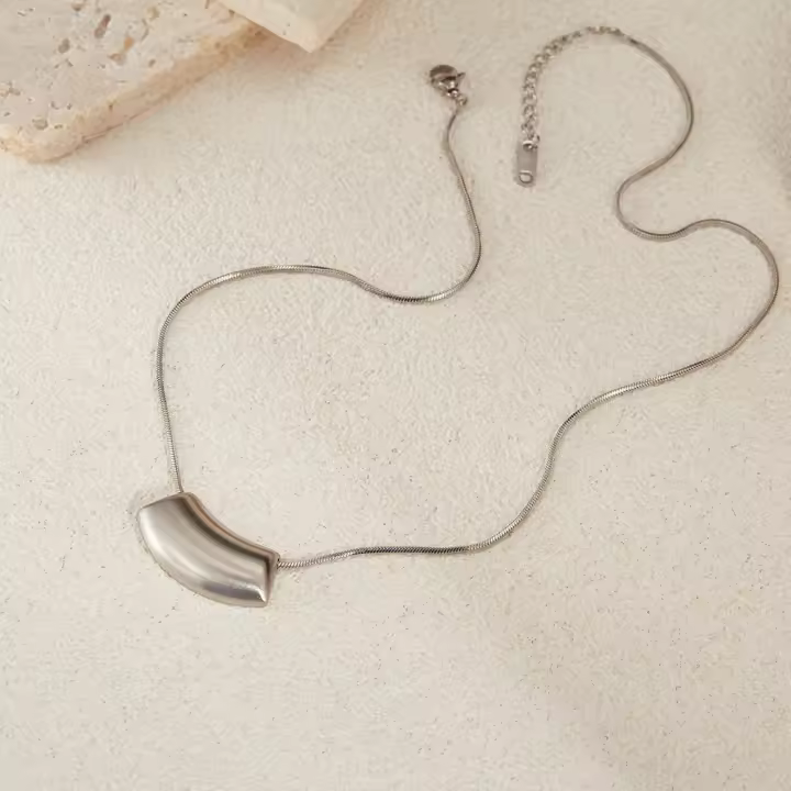 Colgante geométrico simple con sentido de diseño de nicho, collar de acero inoxidable que combina con todo para mujer de alta calidad - 1
