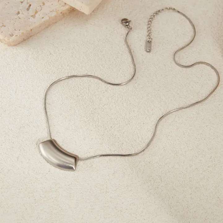 Colgante geométrico simple con sentido de diseño de nicho, collar de acero inoxidable que combina con todo para mujer de alta calidad - 1