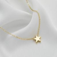 Collar de Pentagrama Plateado de Oro 18K Cadena de Clavícula de Estrella Perforada en Acero Inoxidable Versátil y Minimalista para Mujeres - details 1