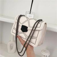 Bolso de hombro Retro con cadena y remaches para mujer, bandolera cuadrada pequeña a la moda de cuero PU con tapa, bolso de diseñador - details 5