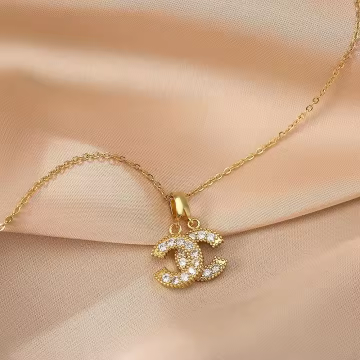 Collar de acero de titanio con doble letra C para mujer, sin decoloración, diseño de alta gama, joyería versátil y popular - 1