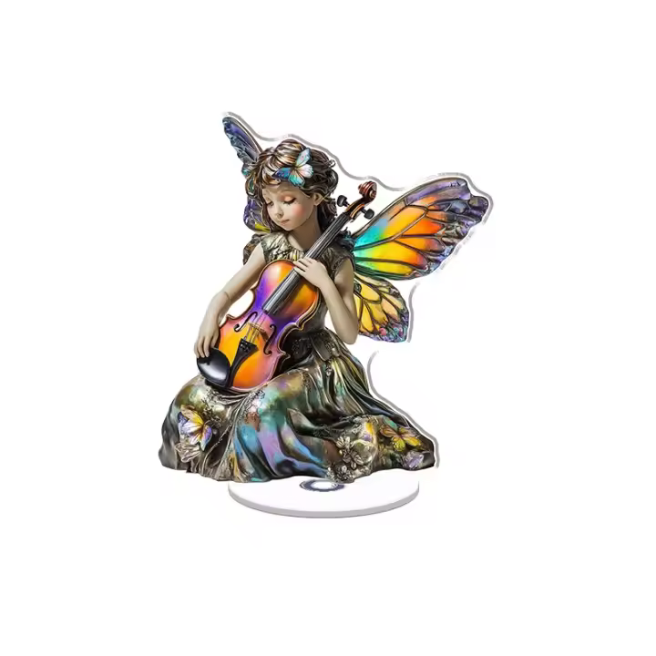 Adorno acrílico giratorio con un ángel caprichoso con alas de mariposa tocando un violín colorido en medio de la luz prismática del sol sobre un fondo blanco - 1