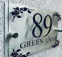 Placa de casa, letreros de números de puerta acrílicos personalizados, placa con nombre de calle con bonitos diseños en cada esquina - details 3