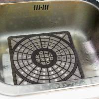 Alfombrilla ajustable para secado de platos, Protector de plástico suave para fregadero de cocina, 2 piezas, 29x29cm, color gris - details 2