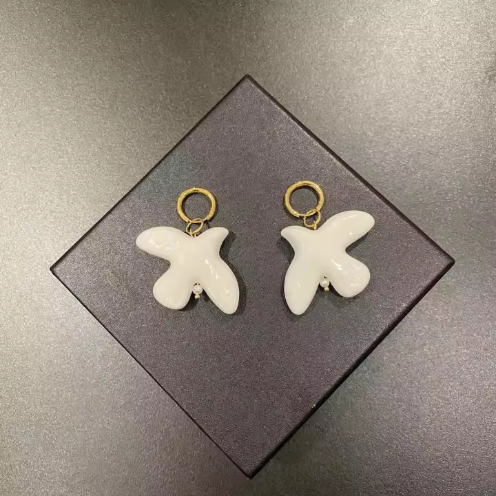 Pendientes colgantes de pájaro volador de paloma de estilo frío, diseño simple avanzado, temperamento versátil para mujer, hebillas para las orejas - 1