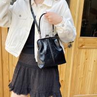 2025 Nuevo bolso bandolera vintage para mujer con correa ajustable para el hombro y cierre de beso - Bolso de color sólido en rojo, marrón claro, negro - Bolso de hombro pequeño elegante para atuendos informales y formales, bolso bandolera - details 8