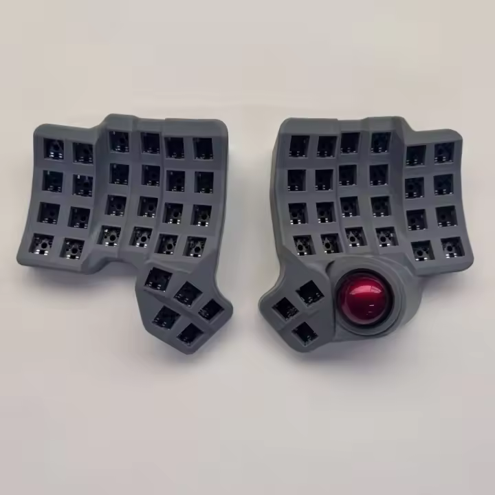 Kit de teclado mecánico personalizable Charybdis Split Keyboard: diseño 4x6 con reposabrazos integrados con trackball, soporte, conexión cableada/inalámbrica y compatibilidad ZMK/QMK. Accesorio para juegos ideal para gamers, con teclas en color blanco. - 1