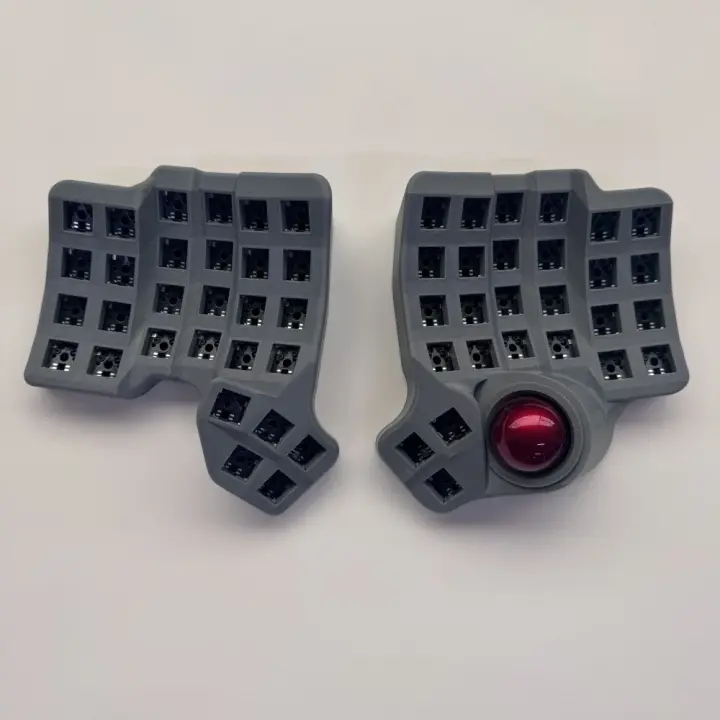 Kit de teclado mecánico personalizable Charybdis Split Keyboard: diseño 4x6 con reposabrazos integrados con trackball, soporte, conexión cableada/inalámbrica y compatibilidad ZMK/QMK. Accesorio para juegos ideal para gamers, con teclas en color blanco. - 1