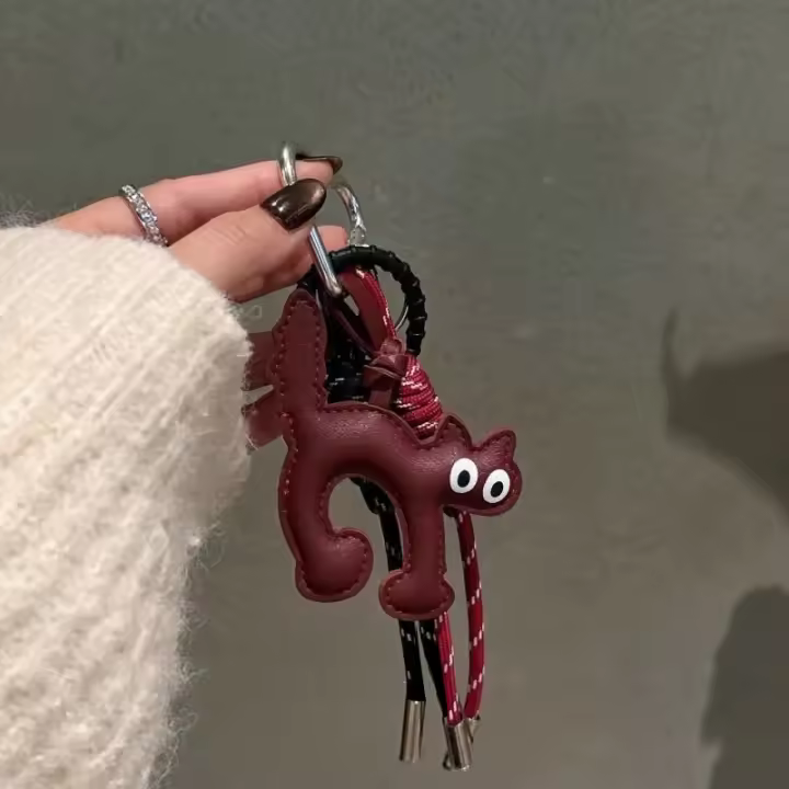 Llavero clásico de cuero con forma de gato, colgante encantador para coche, bolso, colgante para teléfono, baratija, accesorios - 1