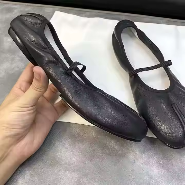 Zapatos de ballet Tabi para mujer con horquilla de cuero negro plano suave ODM y OEM - 1