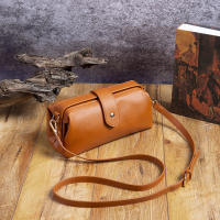 Europea y americana retro de cuero de la PU boca bolsa dorada doctor bolsa clip bolsa casual mini bolsa de mensajero - details 4
