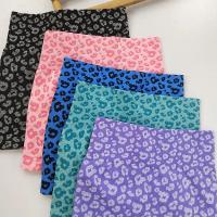 Pantalones cortos con estampado de leopardo para mujer, mallas ajustadas sin costuras, cintura alta, levantamiento de glúteos, pantalones cortos de punto de alta elasticidad para gimnasio, correr y yoga - details 7