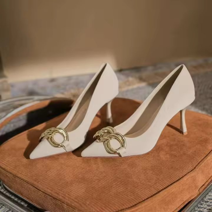 Bombilla de camiseta con punta afilada popular, tacones finos de metal, zapatos altos y fríos, cadena de cuero para mujer de talla mediana - 1