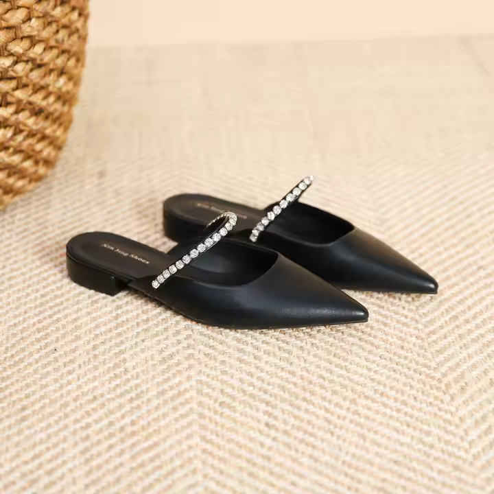 Zapatos planos puntiagudos con cadena de diamantes de imitación plateados - 1