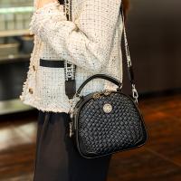 Bolso bandolera tejido negro elegante para mujer: bolso redondo informal con correa ajustable, cierre de cremallera y forro de poliéster, bolso de viaje seguro |   Bolso moderno y elegante |   Bolso bandolera pequeño con correa de cadena metálica - details 5