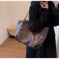 Bolso de gran capacidad retro premium, bolso de hombro simple y explosivo para mujer, bolso de mano para llevar bajo el brazo. - details 24