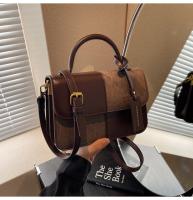 Nuevo bolso de mensajero versátil de hombro, bolso cuadrado pequeño portátil con costuras. - details 13