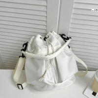 Bolso cruzado de cubo ligero, bandolera plisada verde militar/blanco cremoso para teléfono móvil, llavero de cosméticos - details 1