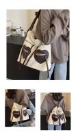 Mochila retro beige en forma de corazón, bolso de un solo hombro - details 2
