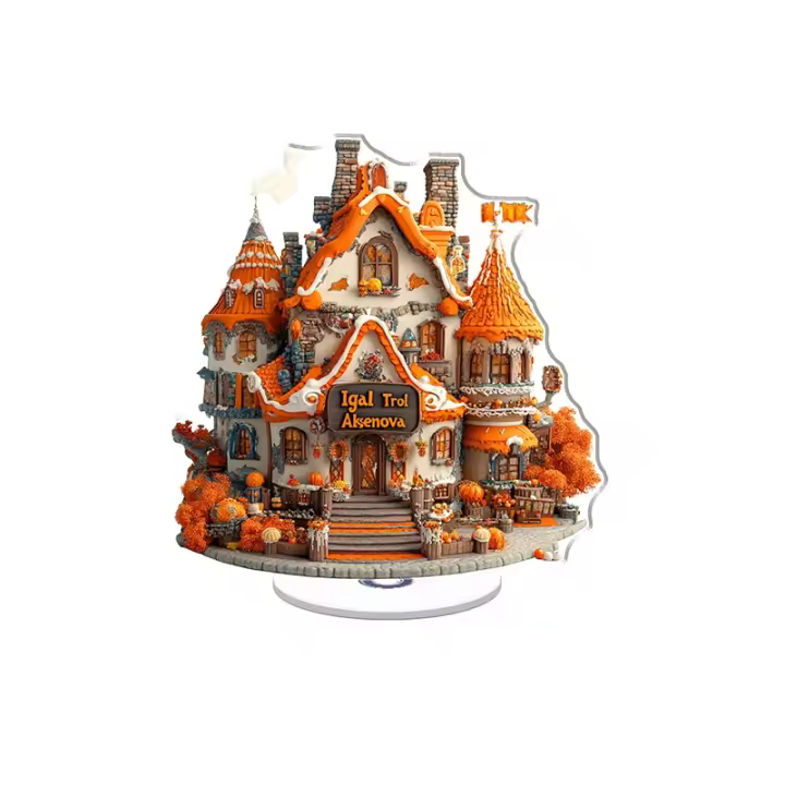 Exhibición acrílica giratoria con un diseño de casa de pan de jengibre ruso elaborado con ingenio en tonos naranja, blanco y marrón en un estilo de arquitectura de fantasía. - 1