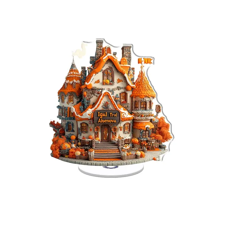 Exhibición acrílica giratoria con un diseño de casa de pan de jengibre ruso elaborado con ingenio en tonos naranja, blanco y marrón en un estilo de arquitectura de fantasía. - 1