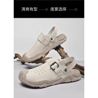 Verano dos usan zapatillas de playa, sandalias deportivas al aire libre y zapatos de montañismo. - details 14