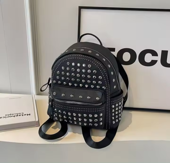 Mochila con remaches para chica, morral versátil y a la moda para viajes y ocio, 2024 - 1