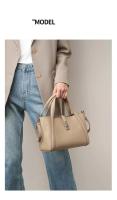 Bolso bandolera cruzado de piel de vaca con capa frontal y bolso de mano tipo cesta vegetal para mujer - details 9