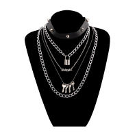 Collar multicapa con remaches Punk de cuero Pu para mujer, collar con colgante con cierre de letra inglesa - details 6