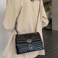 Bolso de hombro cuadrado pequeño y elegante para mujer - Bolso de PU acolchado estructurado con cierre magnético, correa de cadena de metal ajustable, disponible en azul/negro - Bolso de mano para el día a día y de noche para el trabajo, citas, fiestas - - details 5