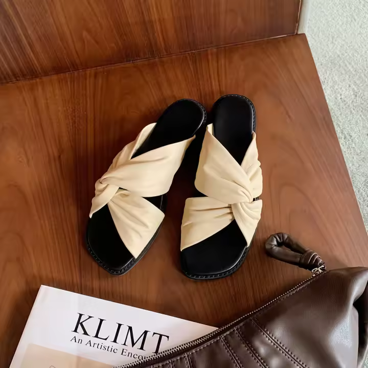 Zapatillas de las mujeres de verano pliegues retorcido fondo plano exterior desgaste sandalias versátil cabeza cuadrada nube media arrastre - 1