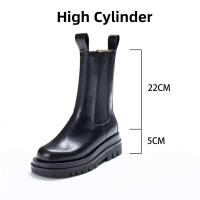Los botines de mujer de caña media a alta con plataforma impermeable de cuero genuino de alta calidad y estampados florales se convierten oficialmente en los protagonistas. - details 0