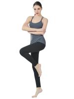 Camiseta gris sin mangas con tirantes y sujetador extraíble incorporado para mujer - details 3