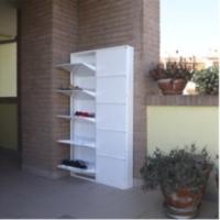 Zapatero de metal Slim de 5 puertas blanco ubicado en el balcón