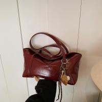 Bolso tipo almohada estilo Boston coreano con colgante, bolso tipo dumpling de PU de color sólido, diseño minoritario vintage para mujer, bolso de hombro para ir al trabajo. - details 4