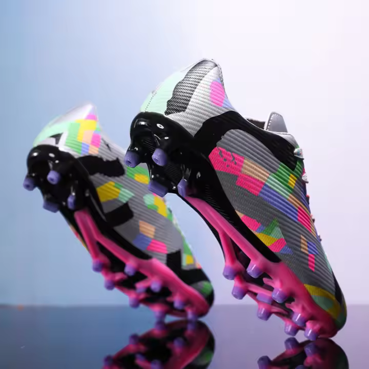 Zapatos de fútbol con tacos largos para entrenamiento de fútbol sobre césped para adultos y niños mayores - 1