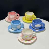 Rejilla pintada a mano con bajo esmalte, floretes de tulipán, cielo azul y nubes blancas, taza y platillo de café, taza y platillo de cerámica irregular exprimidos a mano - details 2