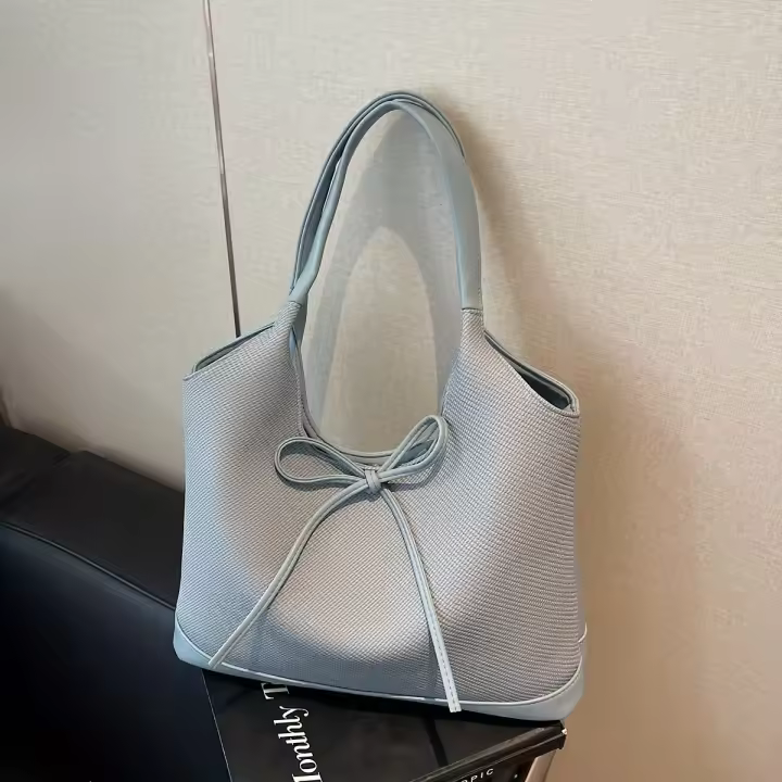 Bolso de Tote Elegante para Mujer en Azul Claro Gran Capacidad, Cierre Magnético, Detalle de Lazo, Correas Transparentes Perfecto para Compras, Citas, Fiestas, y Viajes - 1