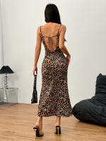 Vestido de tirantes estampado en leopardo de mujer con falda larga de cuello desnudo - details 2