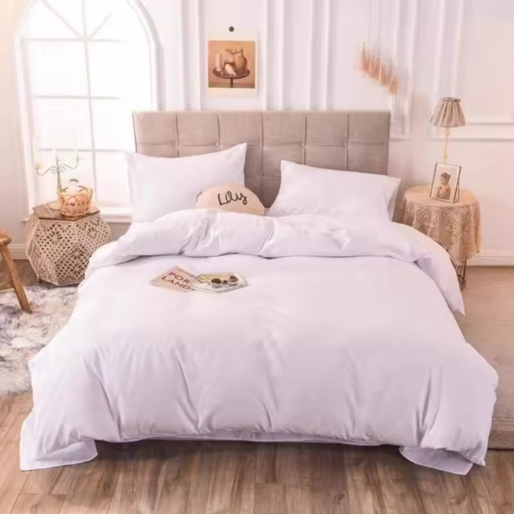 Juego de sábanas de cuatro piezas, funda de edredón y funda de almohada, color blanco puro, para casa de familia. - 1
