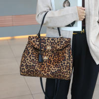 2025 nuevo bolso de mensajero de hombro portátil de gran capacidad con estampado de leopardo, bolso de mano premium para viajeros, bolso Kelly multifuncional - details 2
