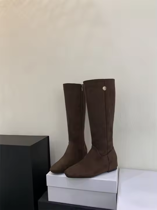 Botas de moda versátiles rectas de punta cuadrada pequeña de gamuza Botas con hebilla de metal y aumento de altura interior - 1