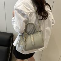 Bolso de mano elegante con forma de cubo cruzado inclinado, bolso de mano con colgante de cachorro para mujer, bolso de hombro de cuero de PU de alta gama con patrón de lichi, primavera y verano - details 19