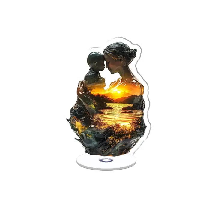 Exhibición acrílica giratoria que presenta un vívido reflejo del atardecer que captura a una madre y un niño en impresionantes colores brillantes y detalles intrincados sobre un fondo blanco. - 1
