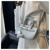 Bolsa de sillín portátil simple para mujer 2025 nueva bolsa de mensajero de hombro de tendencia de moda de estilo extranjero - details 36