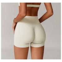 Una mujer con pantalones cortos de yoga de cintura alta que levantan la cadera sobre pantalones cortos deportivos ajustados, adelgazantes y para correr. - details 8