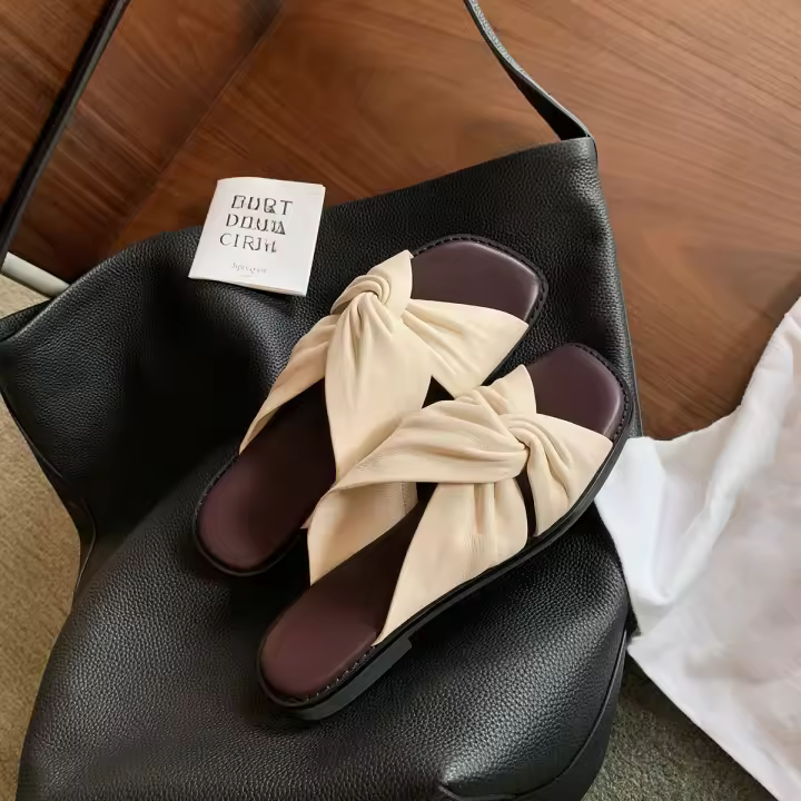 Zapatillas de verano para mujer, pliegues retorcidos, fondo plano, exterior, sandalias versátiles, cabeza cuadrada, nube, medio arrastre - 1