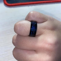 Anillo Vikingo Punk de Acero Inoxidable Anillo de Dragón Celta con Incrustaciones de Fibra de Carbono Azul Joyería de Boda para Hombres Tamaño 7-11 - details 3
