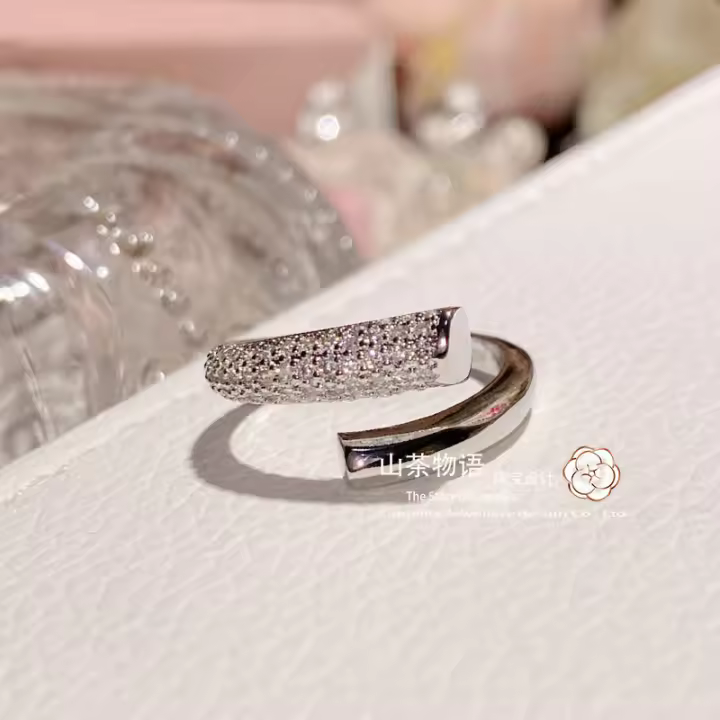 Anillo hueco de Cruz retro de lujo ligero, anillo de dedo índice abierto con personalidad de estilo frío, joyería de mano simple y versátil - 1